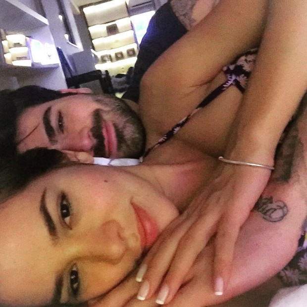 Ex-BBBs Adriana e Rodrigão posam agarradinhos (Foto: Instagram/ Reprodução)