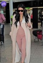 Look do dia: grávida, Kim Kardashian usa macacão justinho