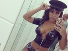 Namorada de Thammy Miranda posa de policial sensual e decotada