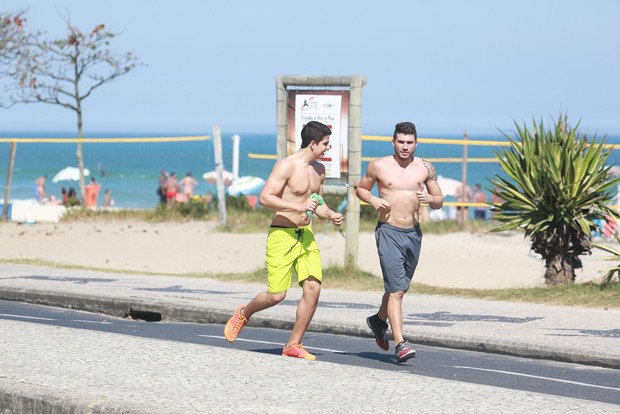 Enzo Celulari correndo com amigo na praia (Foto: Dilson Silva / Agnews)