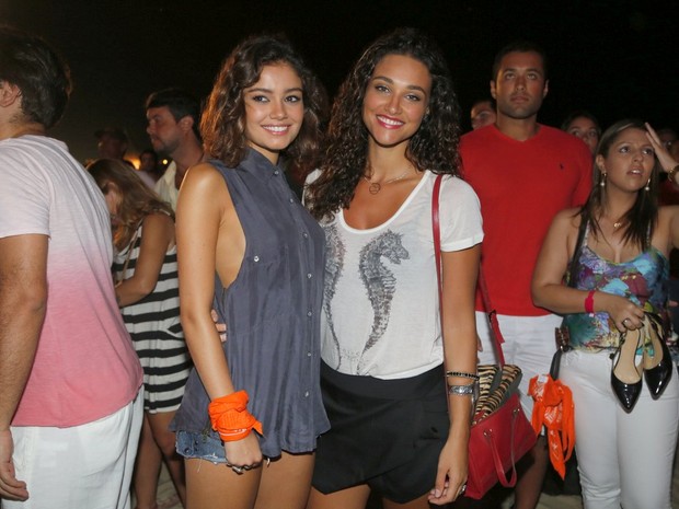 Sophie Charlotte e Débora Nascimento em show no Rio (Foto: Felipe Assumpção/ Ag. News)