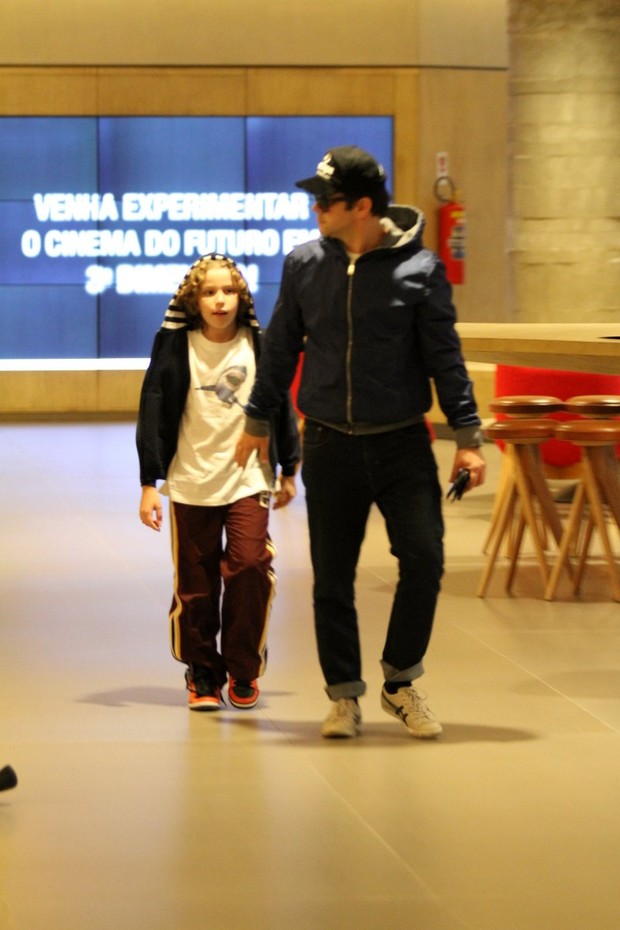 Murilo Benício com o filho  (Foto: Photo Rio News)