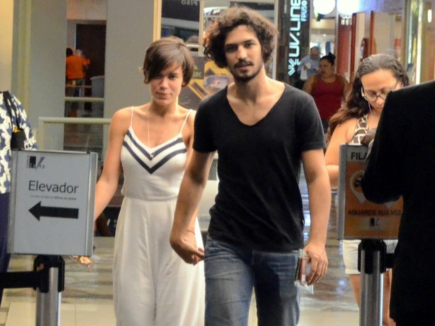 Gabriel Leone e Carla Salle em shopping na Gávea, Zona Sul do Rio (Foto: Webert Belizio/ Ag. News)