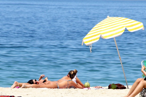Yasmin Brunet com a miga na praia (Foto: AgNews)