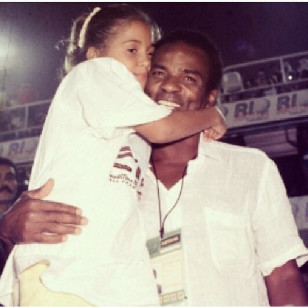 Camila Pitanga posta foto novinha com o pai (Foto: Instagram / Reprodução)