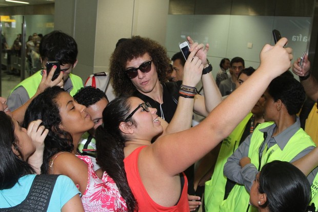David Luiz tirou foto com funcionários do aeroporto (Foto: Thiago Duran/AgNews)