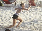 Danielle Winits faz exercícios em praia do Rio