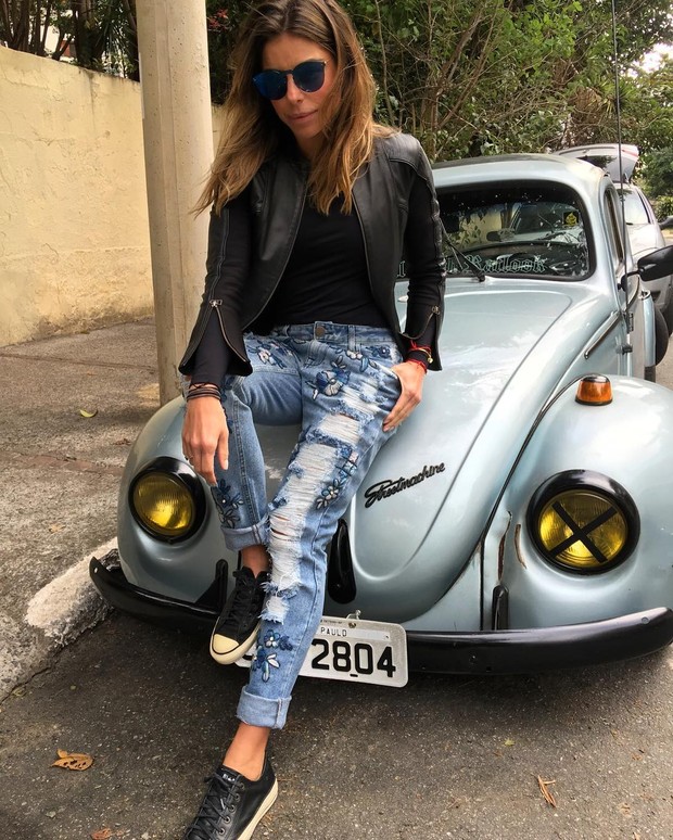 Daniella Cicarelli mostra como usar looks estilosos com tênis confortável  (Foto: Reprodução do Instagram)