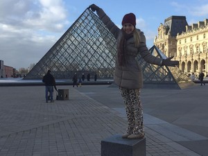 Thaeme conhece o Museu do Louvre, em Paris (Foto: Reprodução/Instagram)