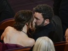 Ben Affleck ganha beijo da mulher, Jennifer Garner, após ser premiado
