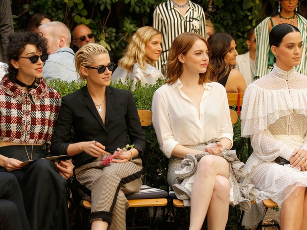 Annie Clark, Kristen Stewart, Emma Stone e Katy Perry em evento de moda em Los Angeles, nos Estados Unidos (Foto: Jeff Vespa/ Getty Images)
