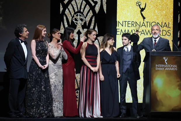 O diretor Rogério Gomes festeja o Emmy para Império com parte do elenco  (Foto: Globo/ Luiz C. Ribeiro)