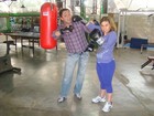 Sete quilos mais magra, Cláudia Rodrigues mostra treino de boxe