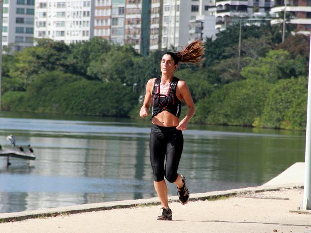 Cynthia Howlett se exercita na Lagoa, Zona Sul do Rio (Foto: JC Pereira/ Ag. News)