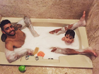 Luana Piovani mostra foto do marido e do filho na banheira: 'Gratidão'