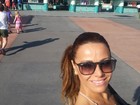 De barriga de fora, Viviane Araújo passeia na Disney
