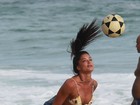 Aline Riscado joga altinho em praia do Rio, onde exibe as superpernas