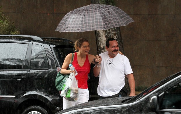 Letícia Spiller saindo de restaurante no Leblon (Foto: Wallace Barbosa / AgNews)
