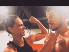 Sem camisa, José Loreto se exercita com Débora Nascimento