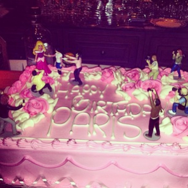 Bolo de aniversario de Paris Hilton  (Foto: Instagram/Reprodução)