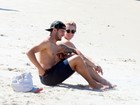 Fiorella Mattheis e Alexandre Pato curtem sábado de sol na praia
