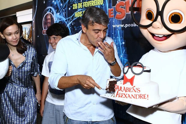 Alexandre Borges comendo bolo (Foto: Raphael Mesquita / FotoRioNews)