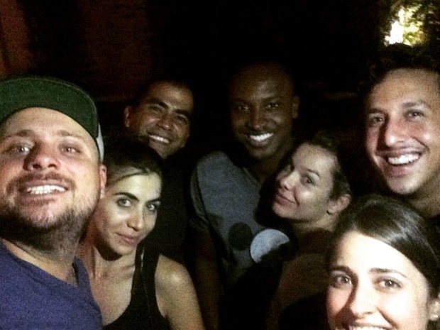 Thiaguinho e Fernanda Souza com o produtor Leo Fuchs e amigos no Rio (Foto: Instagram/ Reprodução)