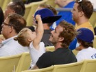 David Beckham se diverte com a filha durante jogo de beisebol