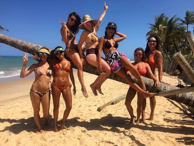 Isis Valverde curte praia com amigas e Luiza Brunet (Foto: Instagram / Reprodução)
