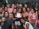 Viviane Araújo se diverte em festa de aniversário promovida pelos fãs 