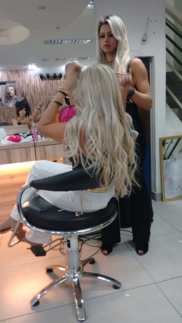 Janaina Santucci transforma mulheres que querem ter o cabelo igual ao dela (Foto: Arquivo Pessoal/Divulgação)