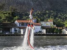 Jesus Luz pratica Flyboard no Rio: 'O nosso futuro é voar'