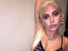 Lady Gaga posa de top e shortinho e posta fotos em rede social