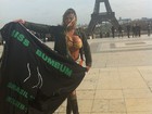Andressa Urach posa de biquíni em frente a Torre Eiffel, em Paris