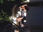 Irmã de Kim Kardashian sensualiza em bicicleta