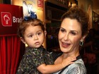 Guilhermina Guinle e Regiane Alves levam filhos ao teatro no Rio