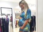 Leticia Santiago, grávida de seis meses, posa com barriga falsa