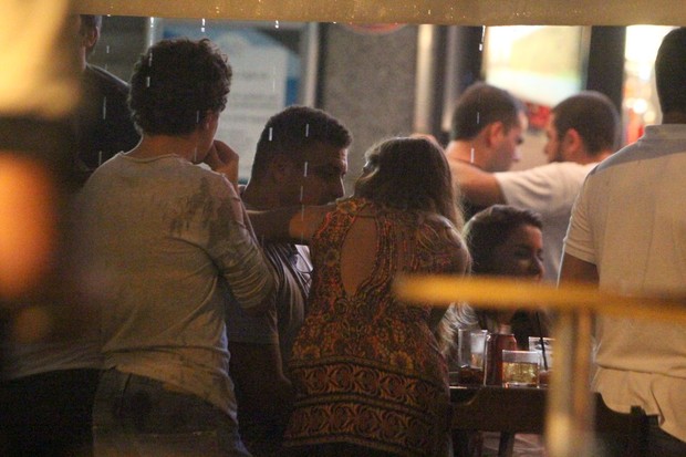 Ronaldo com Paula Morais e amigos em um restaurante no Rio (Foto: Delson Silva/ Ag. News)