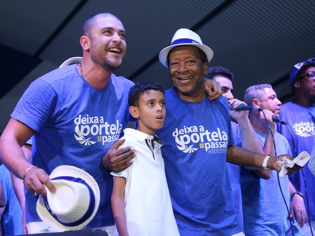Diogo Nogueira com o filho, Davi, na quadra da Portela na Zona Norte do Rio (Foto: Daniel Pinheiro/ Ag. News)