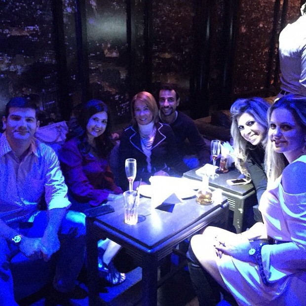 Zilu Camargo com o namorado, Marcos Alucio, e amigos em restaurante no Rio (Foto: Instagram/ Reprodução)