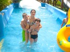 Isabelli Fontana se diverte com os filhos em parque aquático no Ceará