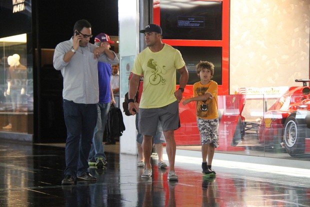 Vitor Belfort com o filho em shopping do Rio (Foto: Daniel Delmiro / AgNews)