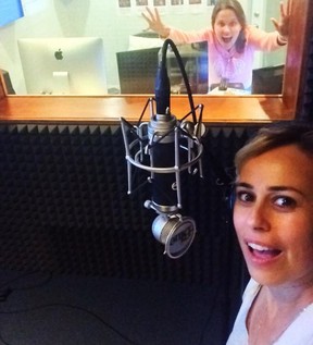 Daniela Escobar em um estúdio de dublagem nos EUA (Foto: Reprodução/Instagram)
