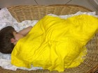 Filho de Isabeli Fontana dorme em cesta de vime