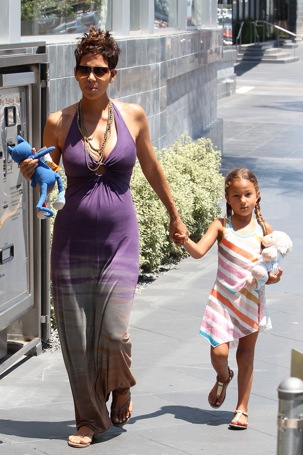 Grávida, Halle Berry passeia com a filha (Foto: Splash News)
