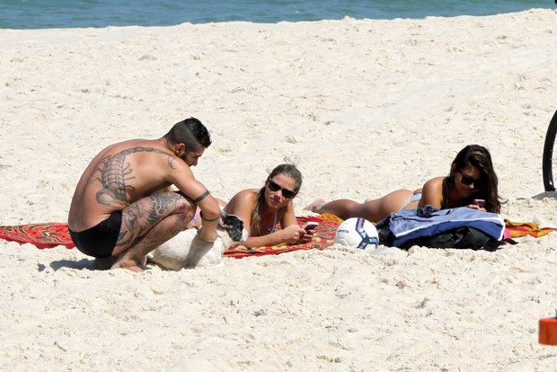 Yuri curte praia com a Namorada em clima de romance (Foto: Marcos Ferreira / photo rio news)