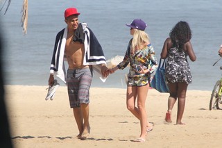 Barbara Evans e Paolo Guerrero namoram em praia no RJ (Foto: Rodrigo dos Anjos/AgNews)