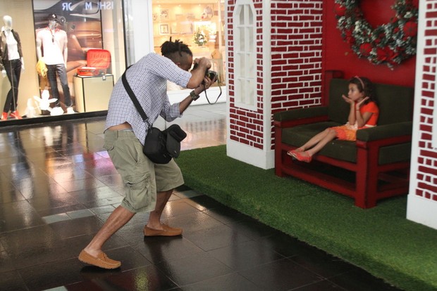 Jairzinho tira foto da filha Isabela em shopping no Rio (Foto: Daniel Delmiro/ Ag. News)