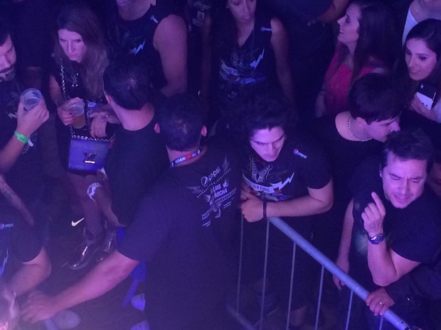 Gabriel Leone em fila para entrar em camarote no Rock in Rio (Foto:  EGO)