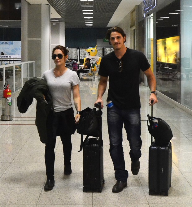 Cleo Pires e Rômulo Neto no aeroporto (Foto: William Oda / AgNews)